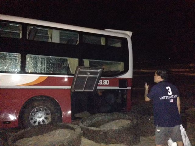 Chiếc xe vừa được trục vớt từ biển lên bờ