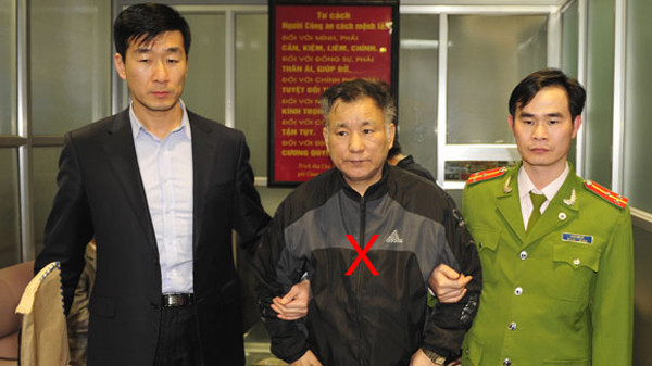 Cảnh sát Việt Nam dẫn độ đối tượng người nước ngoài phạm pháp (X)
