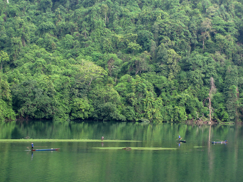 Đến với Hồ Ba Bể (Bắc Kạn), du khách sẽ cảm nhận được nét hoang sơ, kỳ vĩ của miền sơn cước. Ba Bể là một trong 20 hồ nước ngọt đặc biệt của thế giới