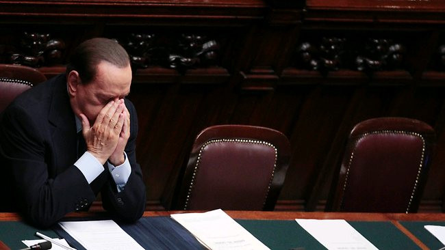 Tổng thống Silvio Berlusconi hứa sẽ từ chức sau thất bại của cuộc bỏ phiếu ngày 8-11. Ảnh: AP 