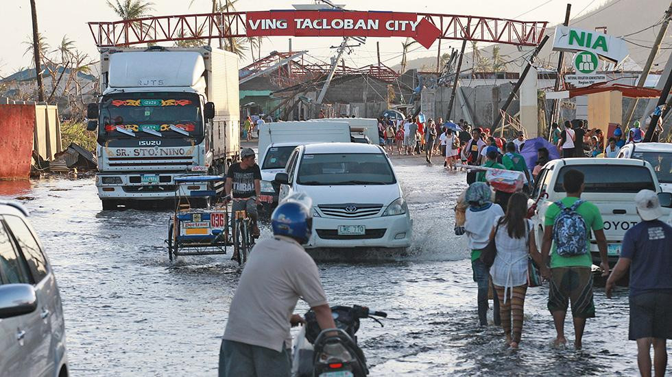 Nhiều đoạn đường ở các thành phố của Philippines đang ngập nước 