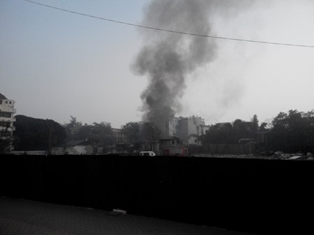 Đám cháy bùng lên khá lớn, nhìn từ khách sạn La Thành. Đám cháy bùng lên khá to nhìn từ ks La Thành