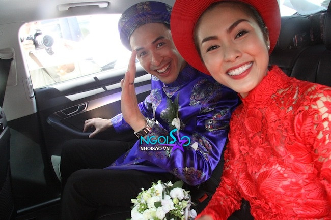 Sau bao mong mỏi, cuối cùng cô dâu Tăng Thanh Hà cũng xuất hiện rạng ngời trong bộ áo dài ren gam đỏ