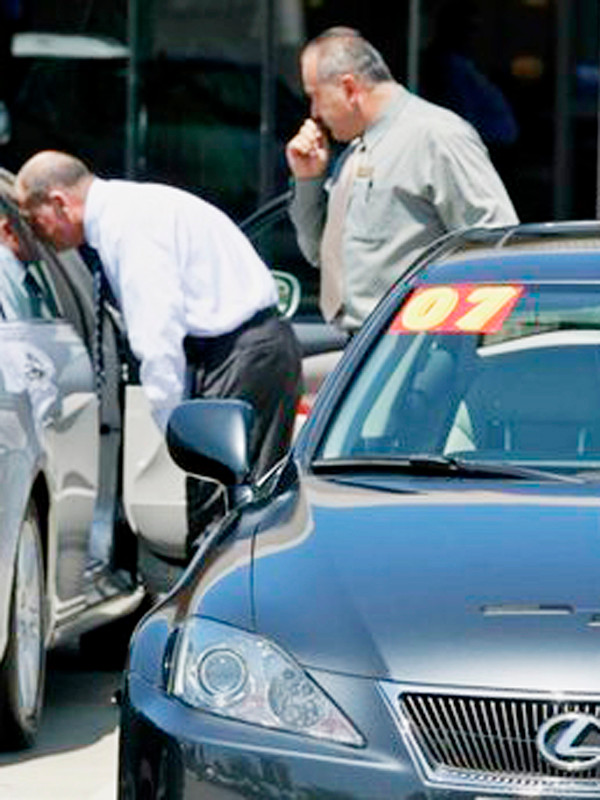 Kiểm tra xe Toyota Lexus tại Mỹ. Ảnh: AP