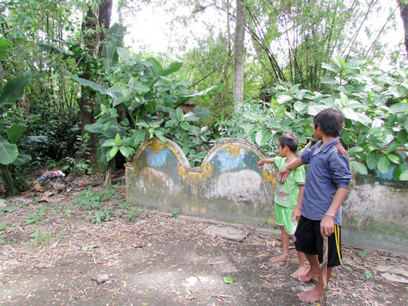 Nhiều người tìm về mộ heo 5 móng để cầu xin lộc