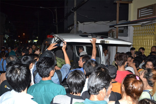 Nhiều người dân hiếu kỳ tập trung để theo dõi vụ việc