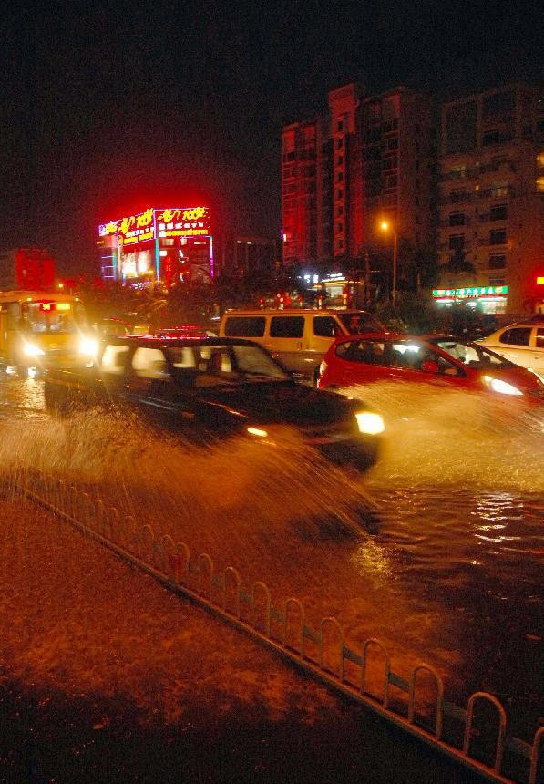 Nhiều tuyến phố chìm trong nước. Ảnh: hinews.cn