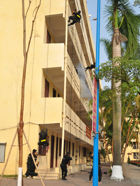 Tiếng súng liên thanh rền vang, lựu đạn chát chúa vang lên