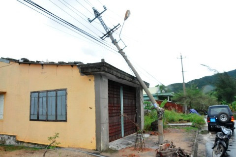 Hệ thống điện sinh hoạt tại Phú Lộc bị bão tàn phá. 