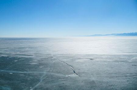 Trước mặt làng cổ là hồ Baikal, xa xa là những ngọn núi mờ ảo. Ảnh: KD