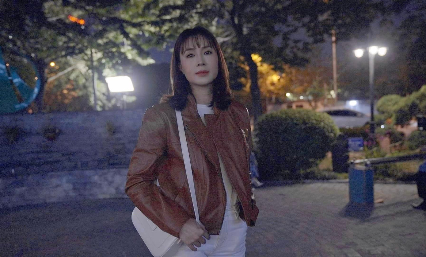 Hồng Diễm có tạo hình trẻ trung trong phim đang quay. Hồng Diễm có tạo hình trẻ trung trong phim đang quay.