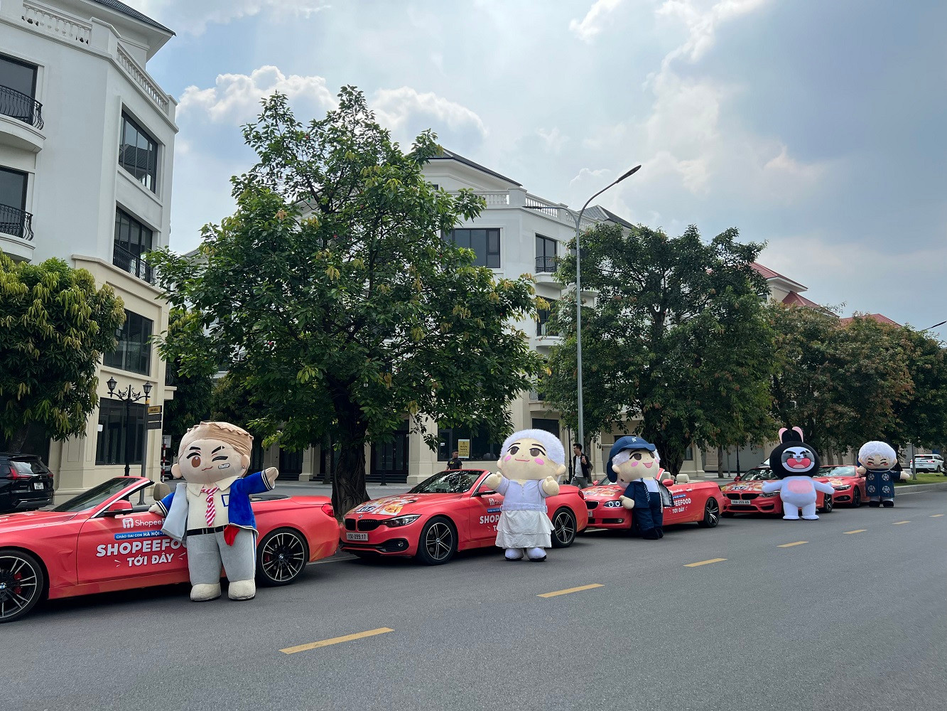 Vừa được check-in cùng các mascot ấn tượng, lại vừa được bát phố cùng siêu xe, còn ai bế Gai Con hơn ShopeeFood nữa đâu chứ!