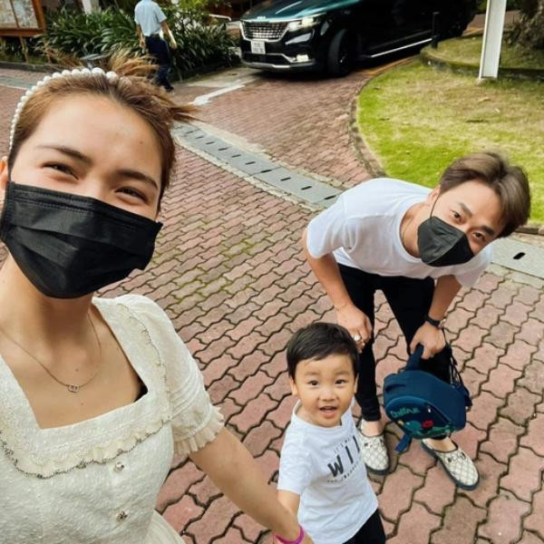 Hòa Minzy và tình cũ hội ngộ để đưa con trai đi học. Hòa Minzy và tình cũ hội ngộ để đưa con trai đi học.