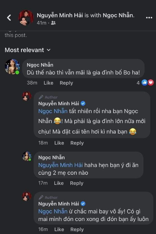 Cuộc trò chuyện thân mật nhưng bí ẩn giữa hai người. Cuộc trò chuyện thân mật nhưng bí ẩn giữa hai người.