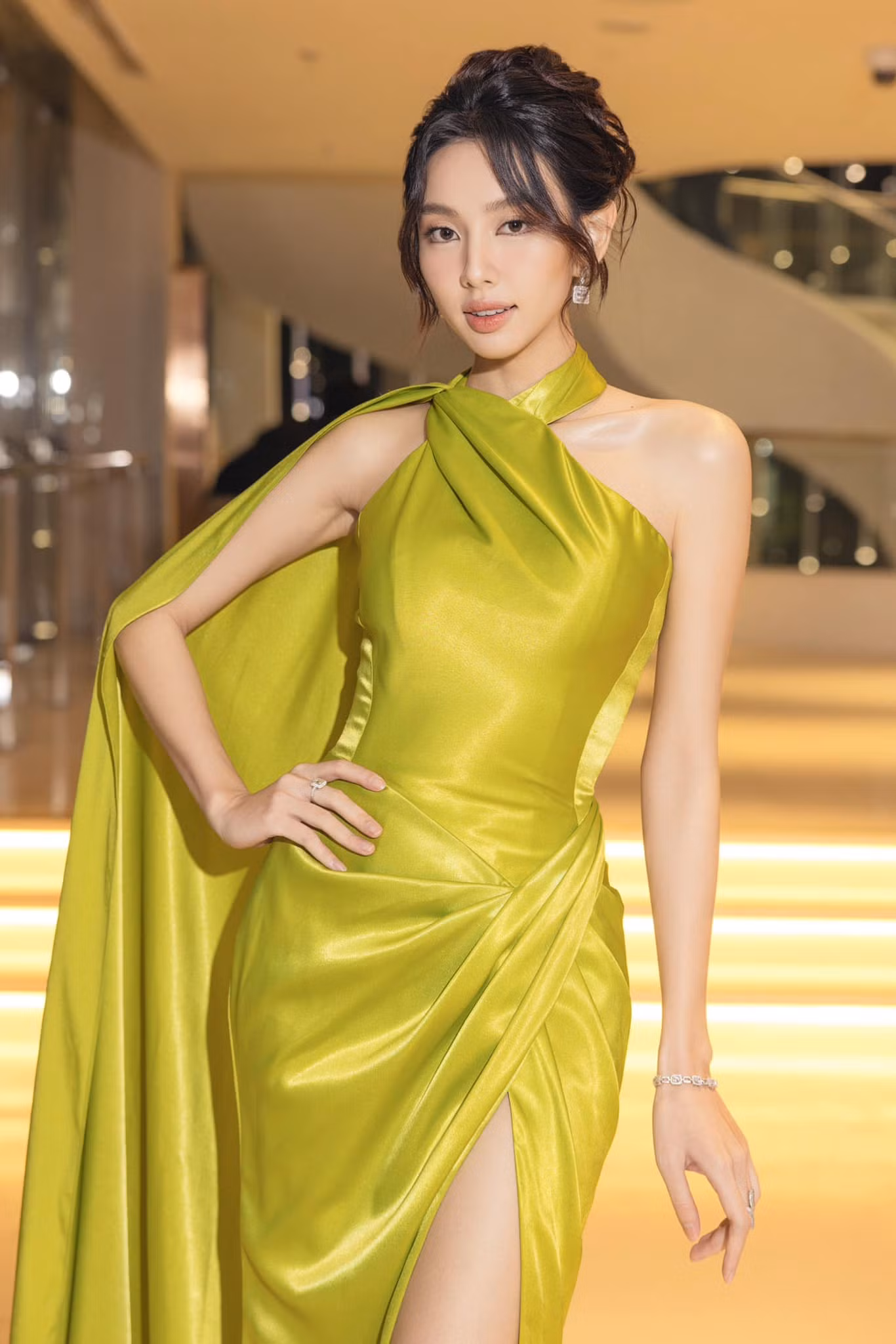 Thùy Tiên từng gặp ồn ào vì gỡ bỏ danh hiệu trên trang cá nhân.