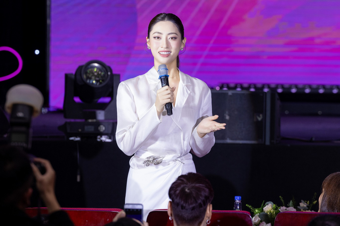 Nàng hậu ngày càng chứng minh khả năng trong nhiều lĩnh vực. Nàng hậu ngày càng chứng minh khả năng trong nhiều lĩnh vực.