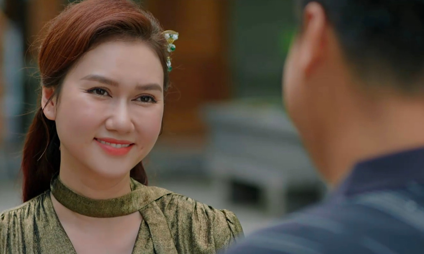 Cô giúp đỡ bộ ba rất nhiệt tình. Cô giúp đỡ bộ ba rất nhiệt tình.