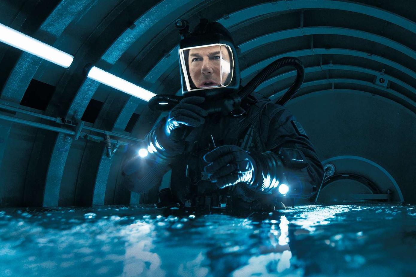 Ethan Hunt phải lặn xuống xác một con tàu ngầm. Ethan Hunt phải lặn xuống xác một con tàu ngầm.