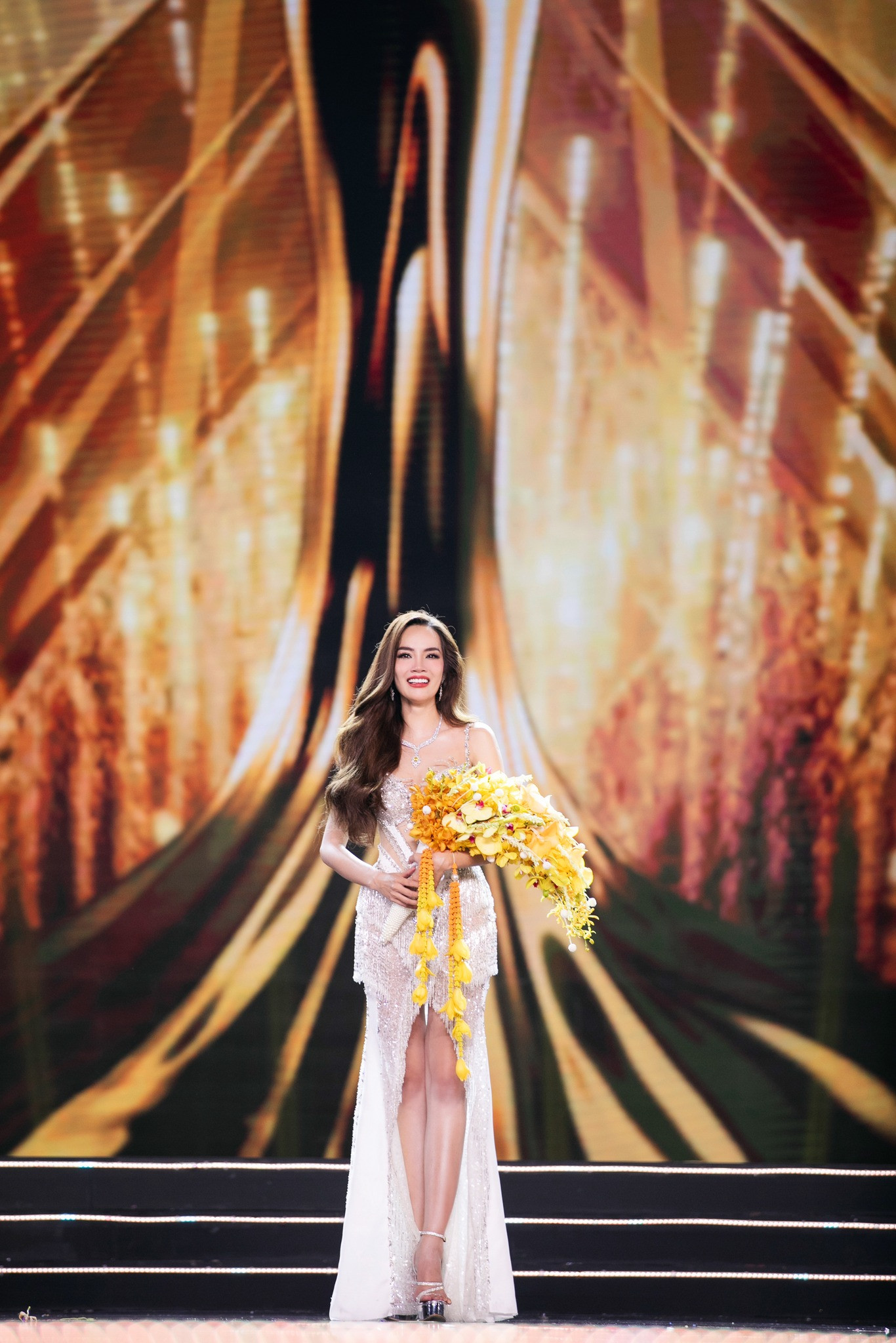 Cô đều bật khóc trong hai lần đăng quang.