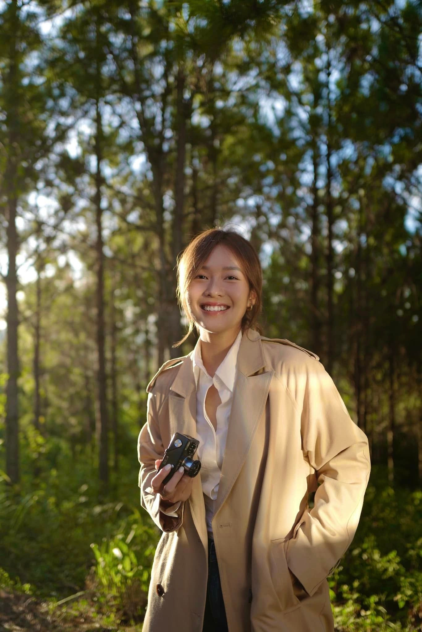 Khả Ngân đang bận rộn quay phim ở nhiều địa điểm.