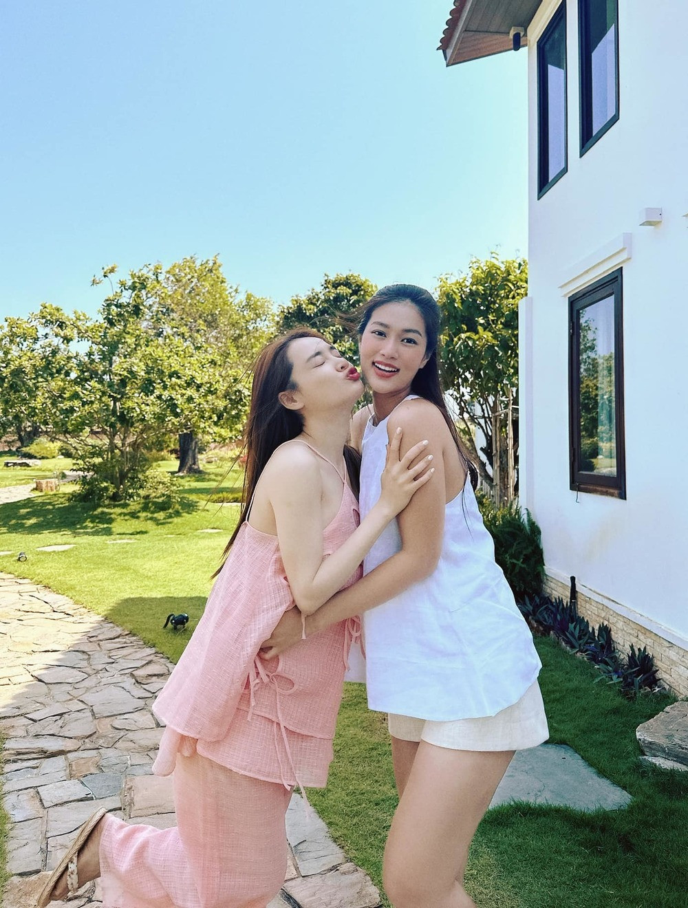 Hoa hậu Thiên Ân tới thăm nhà của Nhã Phương. Hoa hậu Thiên Ân tới thăm nhà của Nhã Phương.