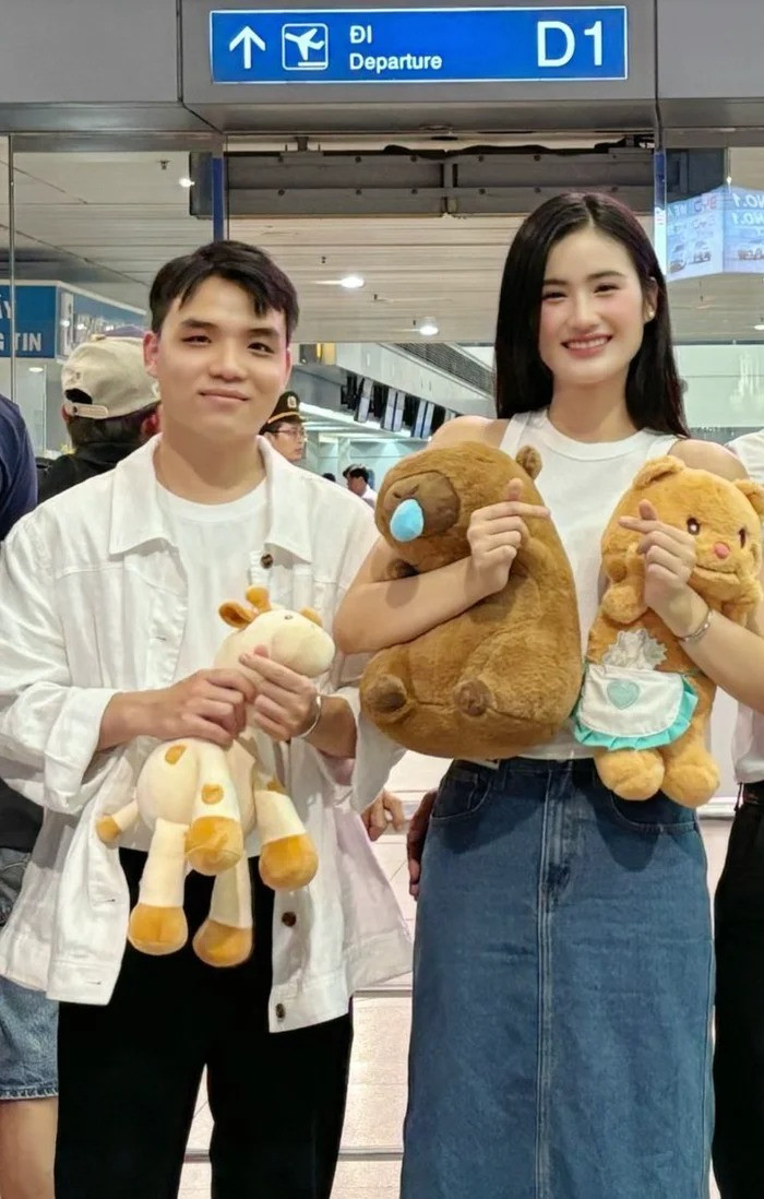 Hoa hậu Ý Nhi cũng cho biết muốn giữ sự riêng tư trong chuyện tình cảm.