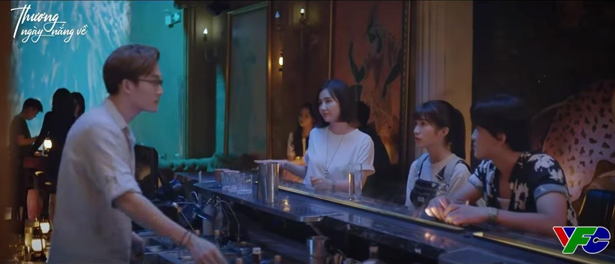 Bộ tứ vô tình đụng độ tại quán bar