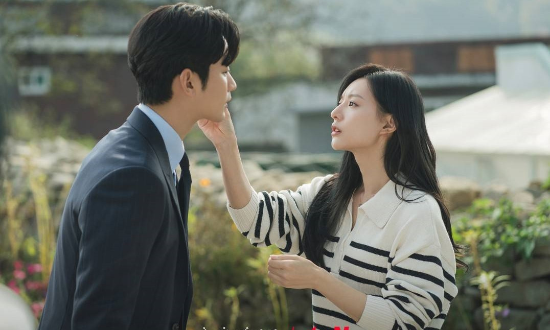 Queen Of Tears sẽ có hai tập đặc biệt sau khi phim kết thúc. Queen Of Tears sẽ có hai tập đặc biệt sau khi phim kết thúc.