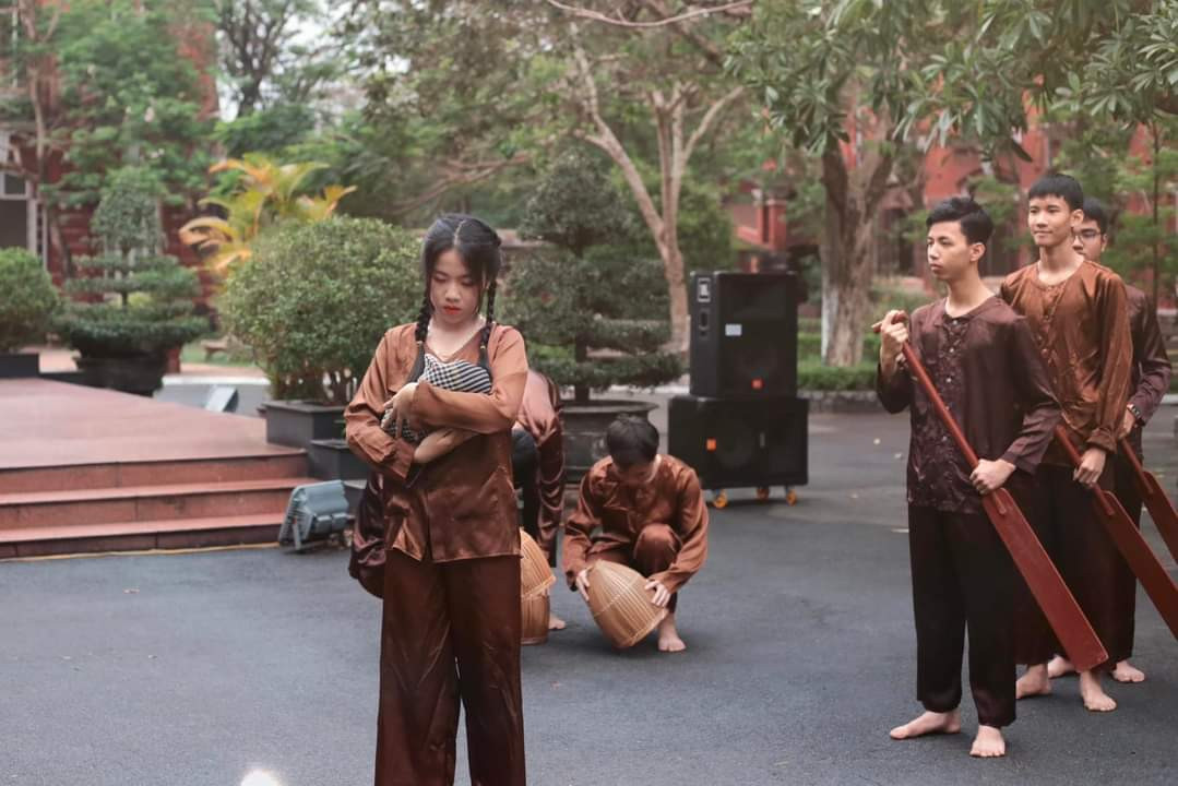 Trường THPT chuyên Quốc Học - Huế với "Câu chuyện dưới cờ". Trường THPT chuyên Quốc Học - Huế với "Câu chuyện dưới cờ".