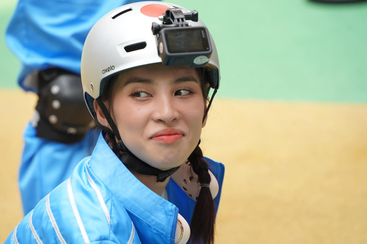 Tiểu Vy lí lắc trong show thực tế.