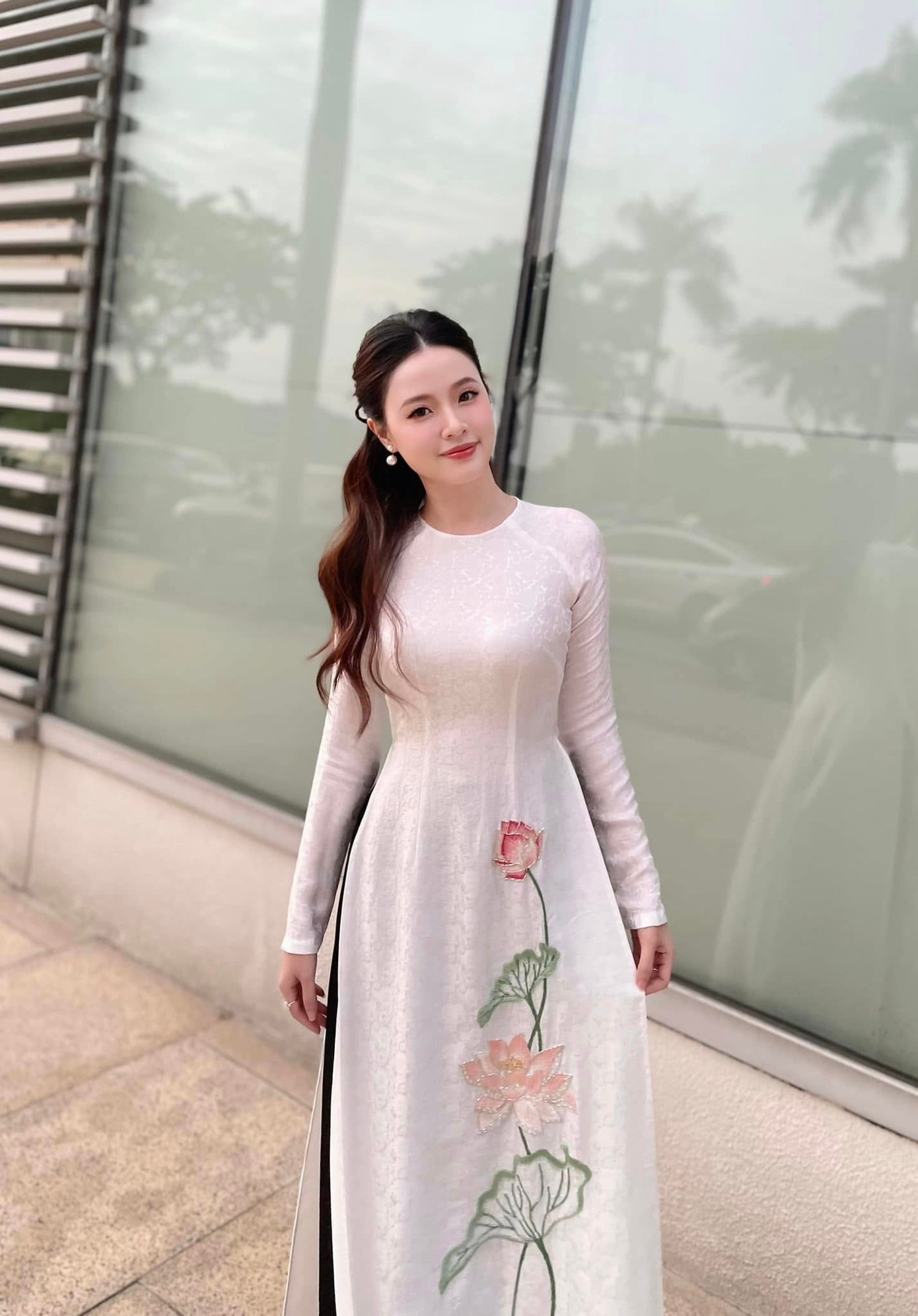 Những lúc bị nghi có tin vui, Midu sẽ đăng ảnh diện đồ ôm sát để dập tắt tin đồn.