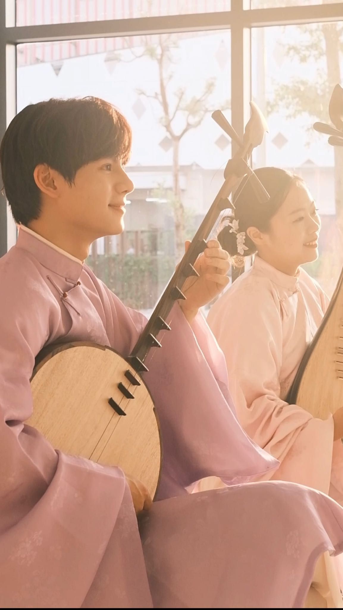 Thái Vũ tự nghĩ ra chi tiết Việt chơi đàn nguyệt.