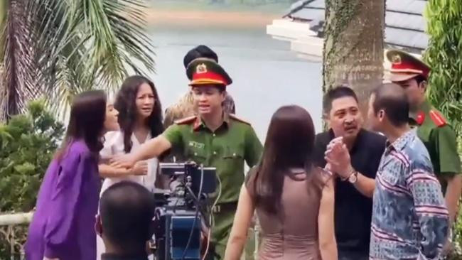 Rồi lão Tấn bị công an bắt giữ giữa khung cảnh hỗn loạn