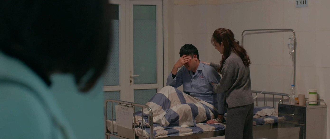 Mai Ngọc chính là người lao đến bệnh viện chăm sóc ba chàng