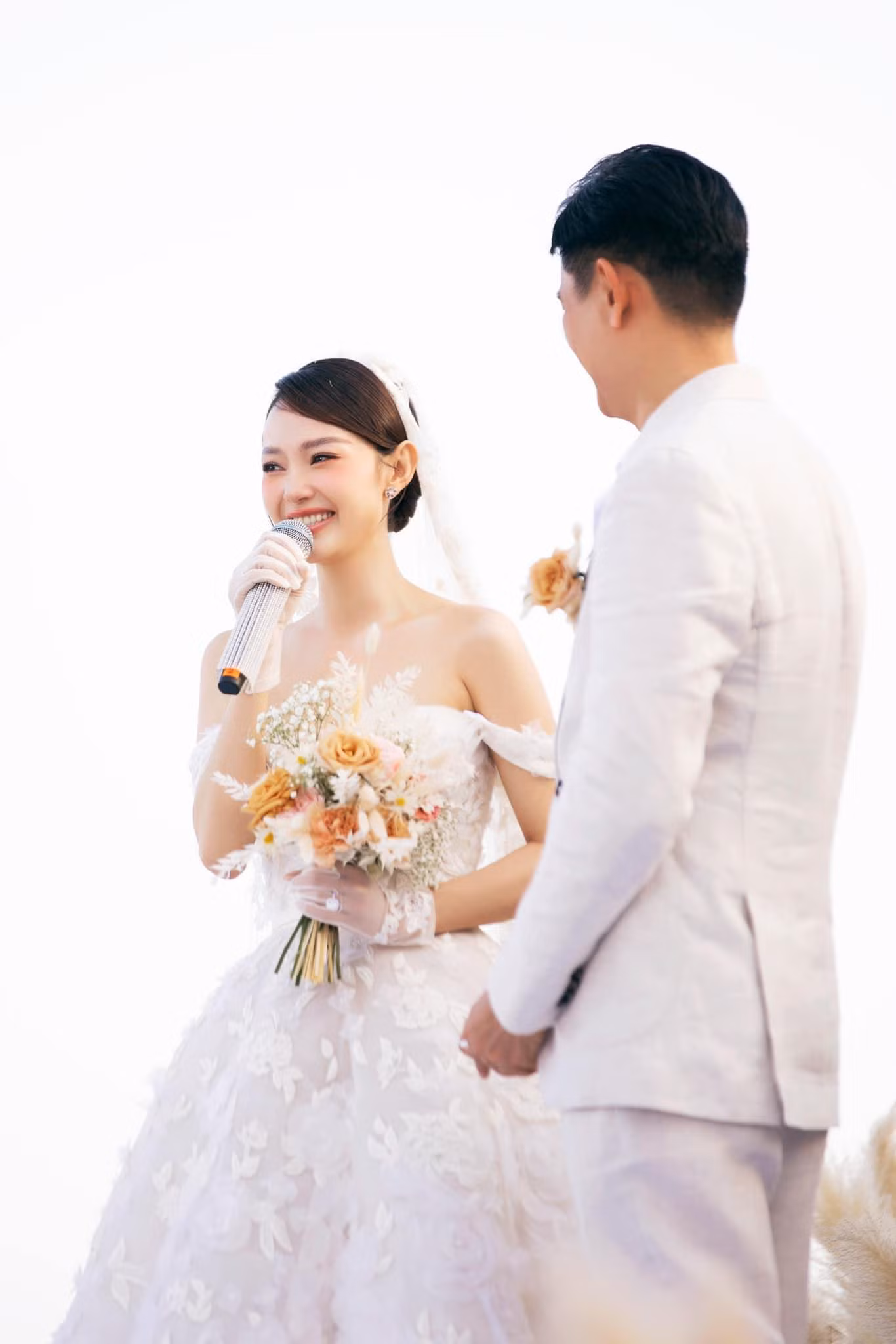 Minh Hằng và Ngô Thanh Vân đều có đám cưới lãng mạn bên bờ biển