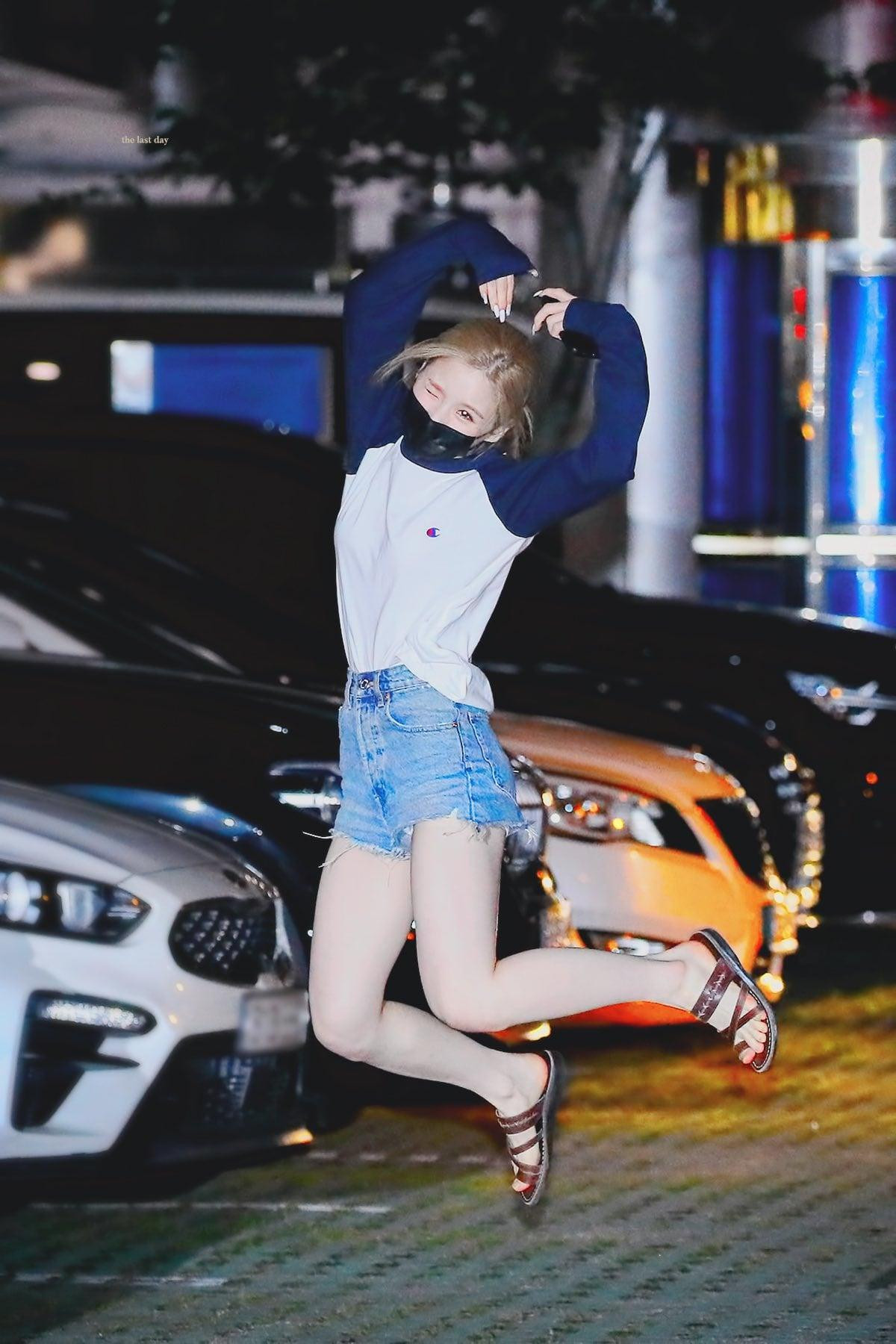 Nữ idol bị cho là có bắp chân lớn hơn bình thường Nữ idol bị cho là có bắp chân lớn hơn bình thường