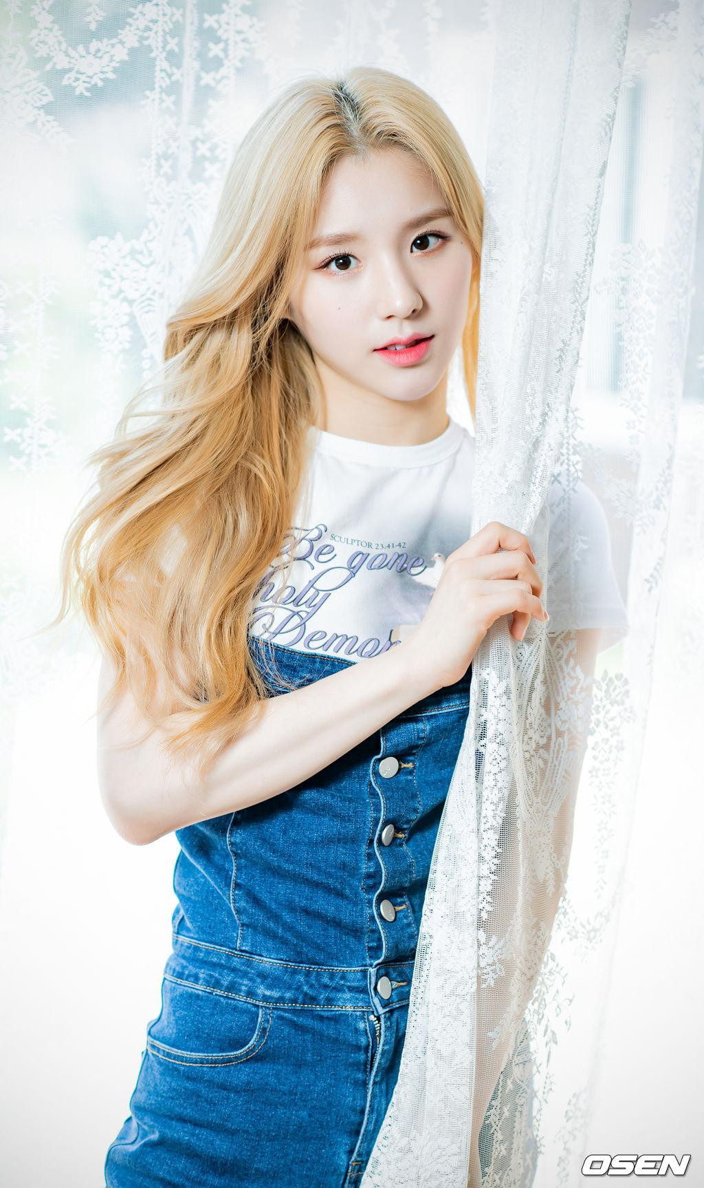 Hee Jin được chú ý nhờ gương mặt xinh đẹp Hee Jin được chú ý nhờ gương mặt xinh đẹp