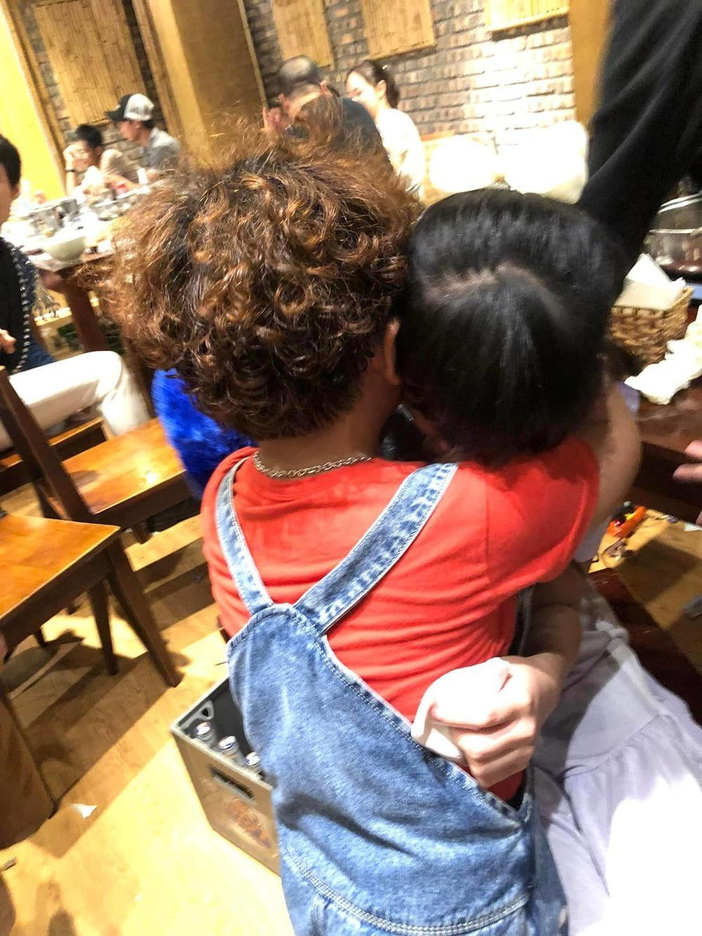 Hai diễn viên nhí bật khóc trong tiệc đóng máy Hai diễn viên nhí bật khóc trong tiệc đóng máy