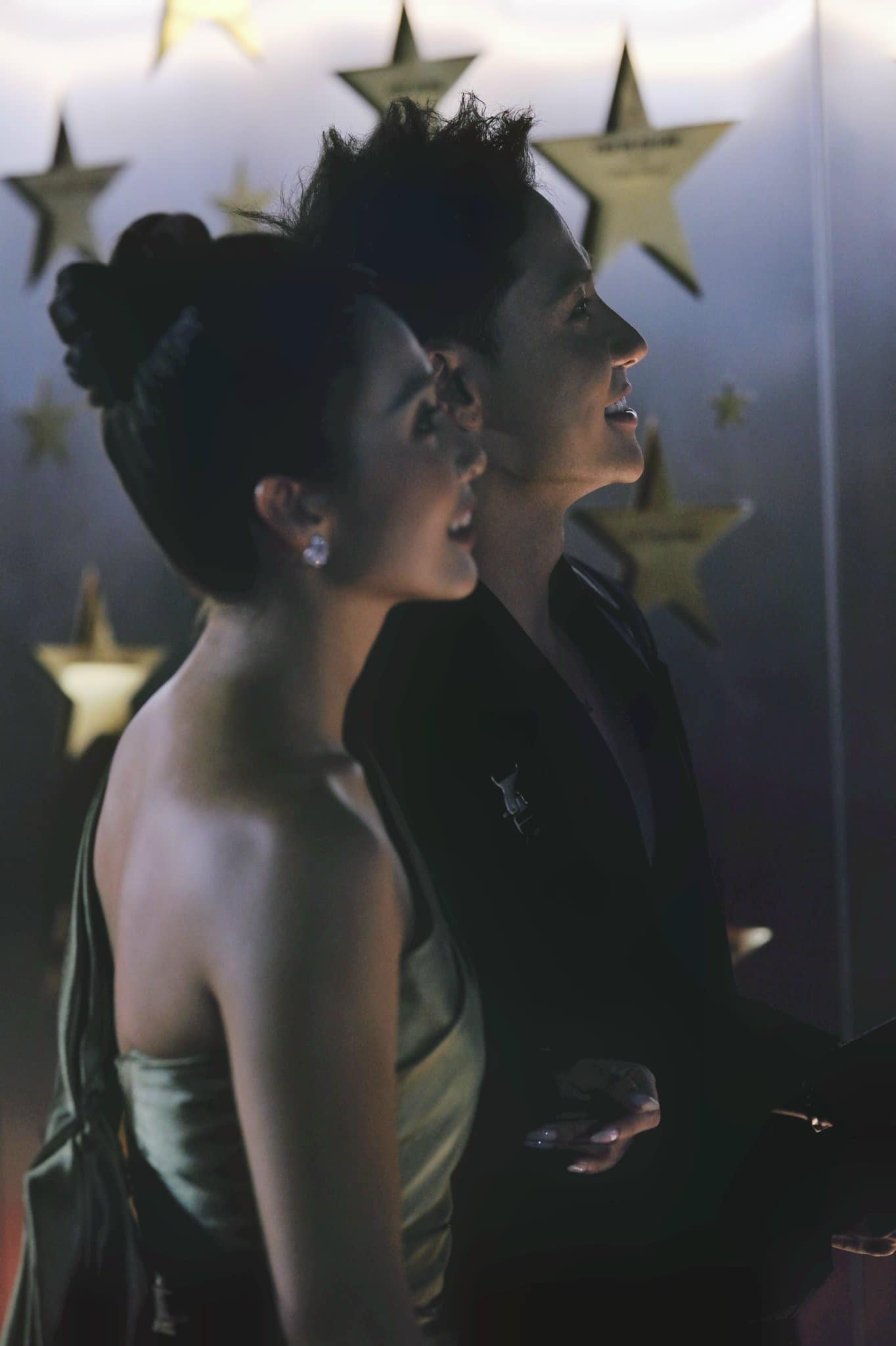 Hai người luôn xuất hiện cùng nhau cho dù phim đã đóng máy từ lâu.