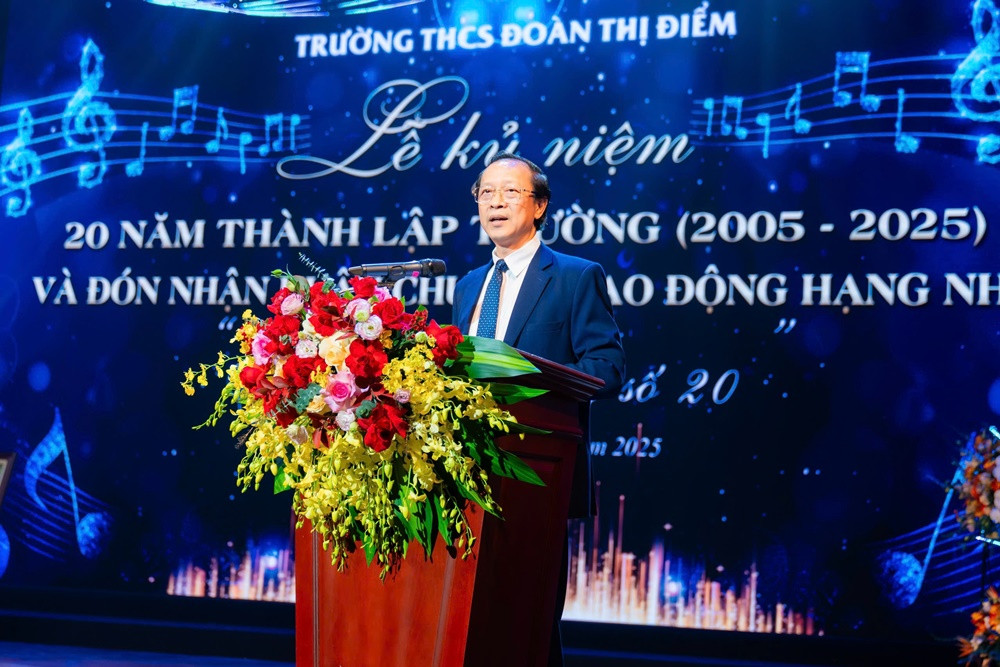 Thứ trưởng Bộ GD&ĐT Phạm Ngọc Thưởng gửi lời chúc mừng thầy cô và trò trường THCS Đoàn Thị Điểm. Thứ trưởng Bộ GD&ĐT Phạm Ngọc Thưởng gửi lời chúc mừng thầy cô và trò trường THCS Đoàn Thị Điểm.