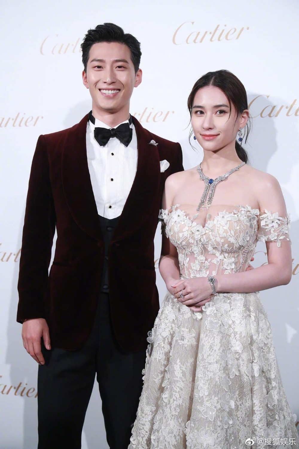 Cặp đôi tổ chức hôn lễ xa hoa ở Bali.