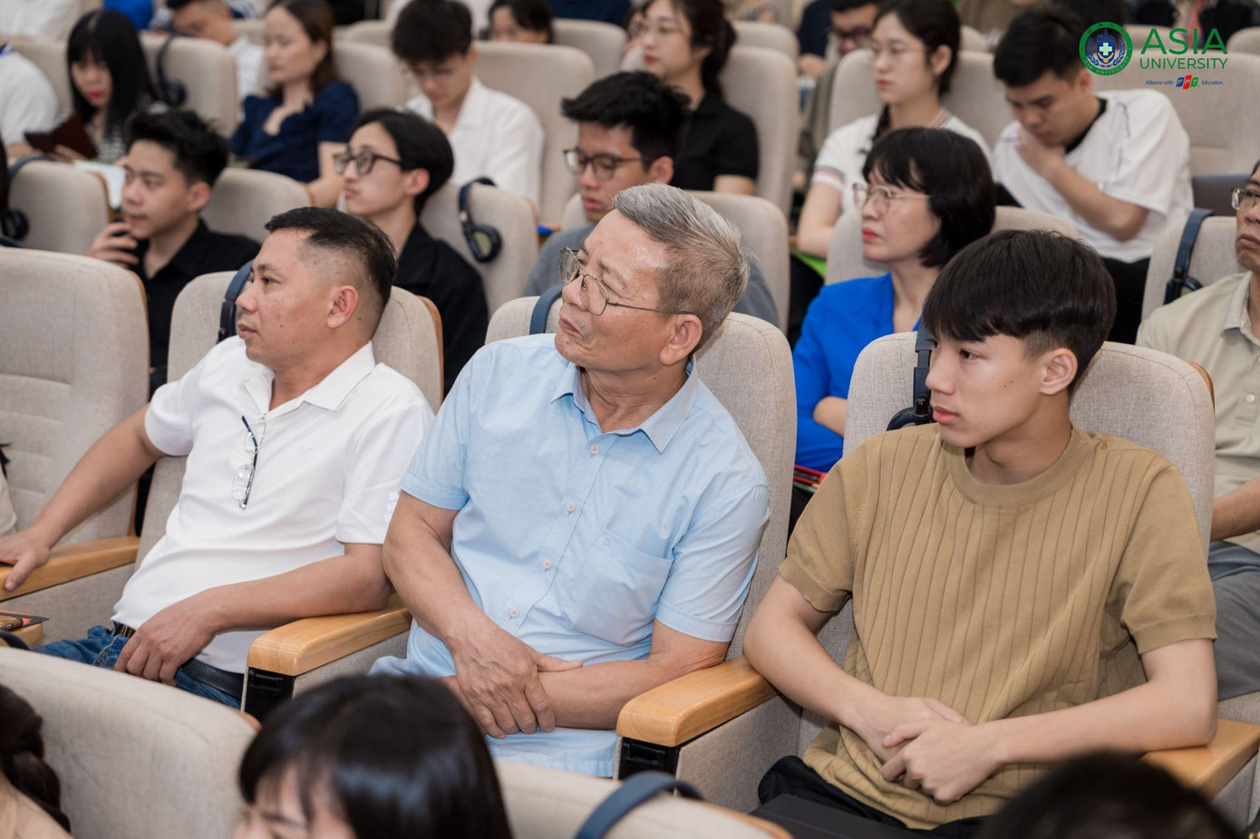 Phụ huynh và học sinh chủ động nhập cuộc, định hình tương lai bằng những lựa chọn sớm. Phụ huynh và học sinh chủ động nhập cuộc, định hình tương lai bằng những lựa chọn sớm.