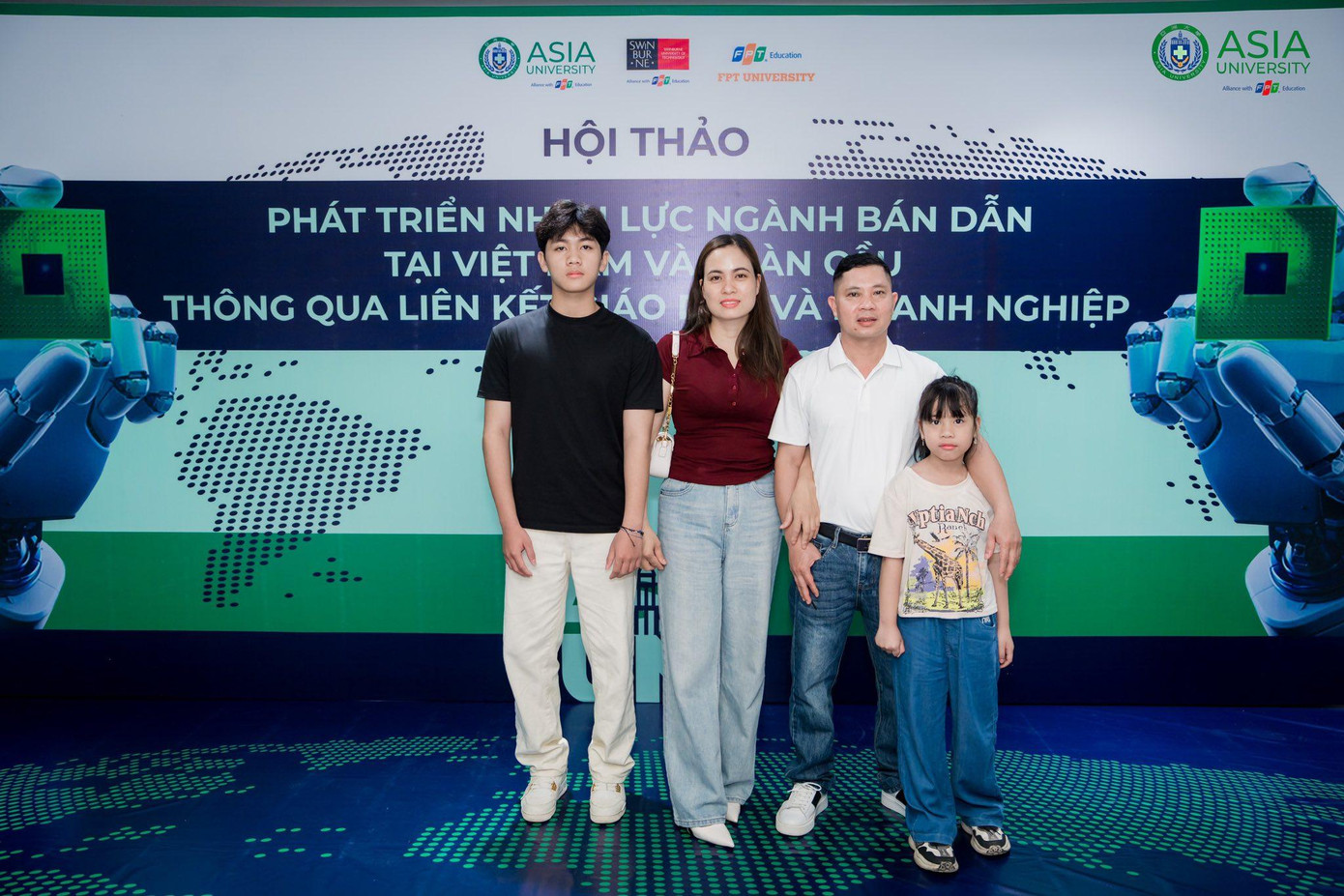 Anh Trần Hùng Cường và vợ luôn đồng hành cùng con trong hành trình tìm hiểu và lựa chọn hướng đi phù hợp. Anh Trần Hùng Cường và vợ luôn đồng hành cùng con trong hành trình tìm hiểu và lựa chọn hướng đi phù hợp.