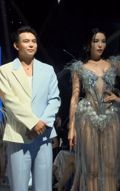 Biểu cảm trái ngược của Kỳ Duyên và Minh Triệu trong show diễn gần đây.