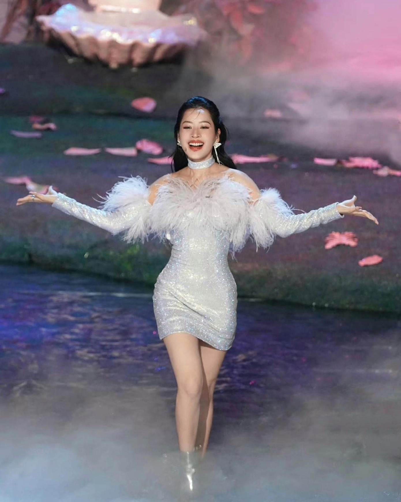 Chiếc váy này đã phải chỉnh sửa cấp tốc