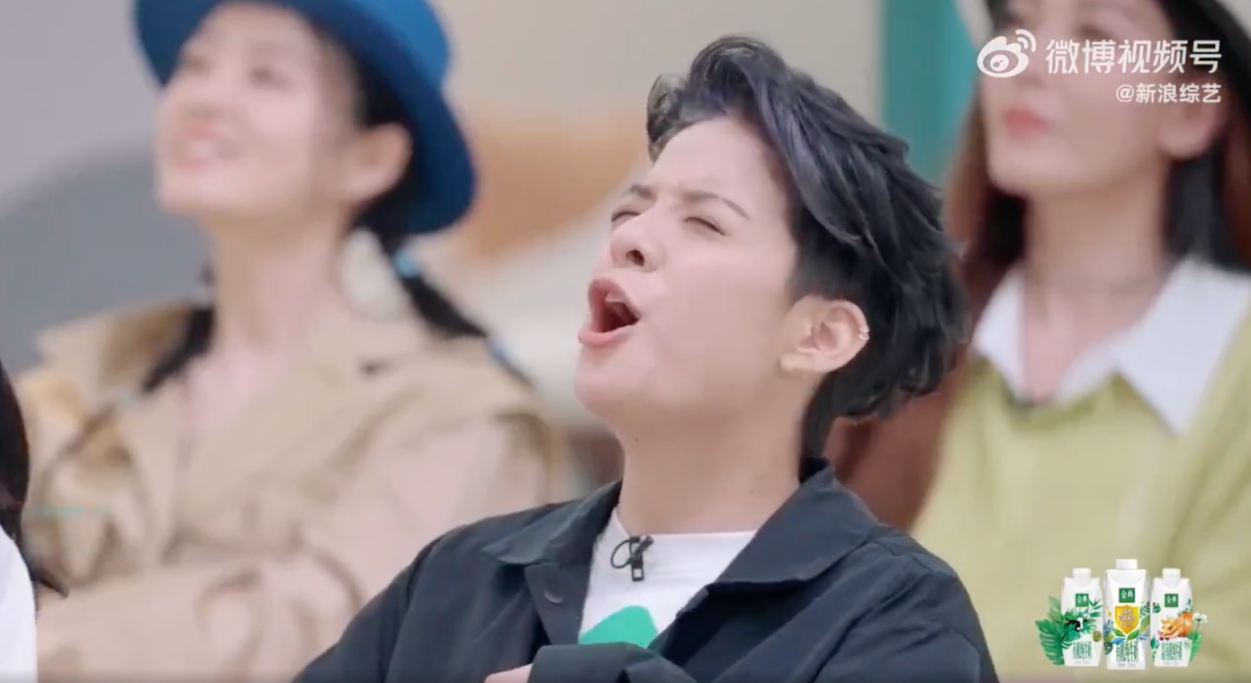 Đến lượt Amber cổ vũ Chi Pu nhiệt tình.