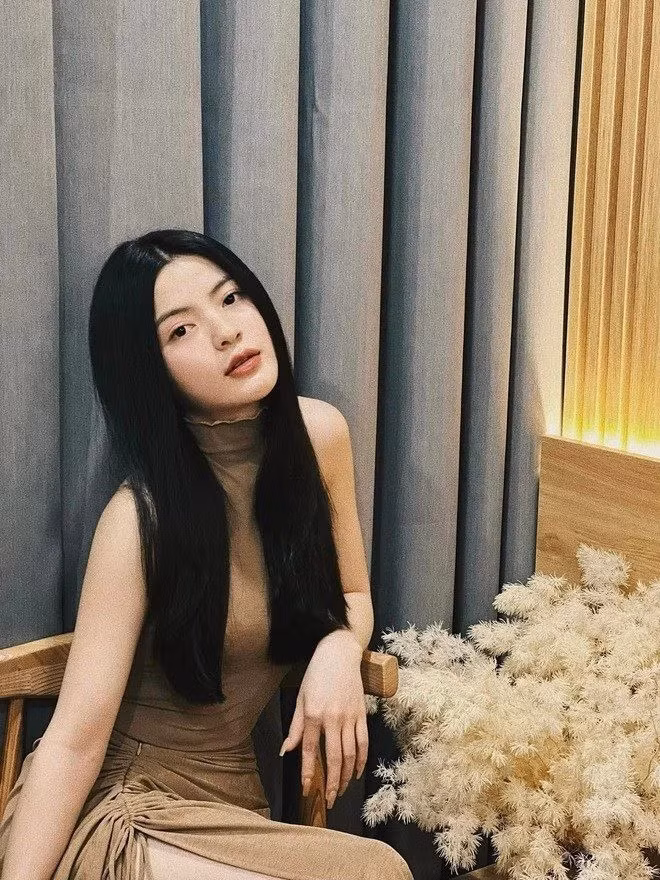Vợ sắp cưới của Quang Hải rất thích để tóc xõa.