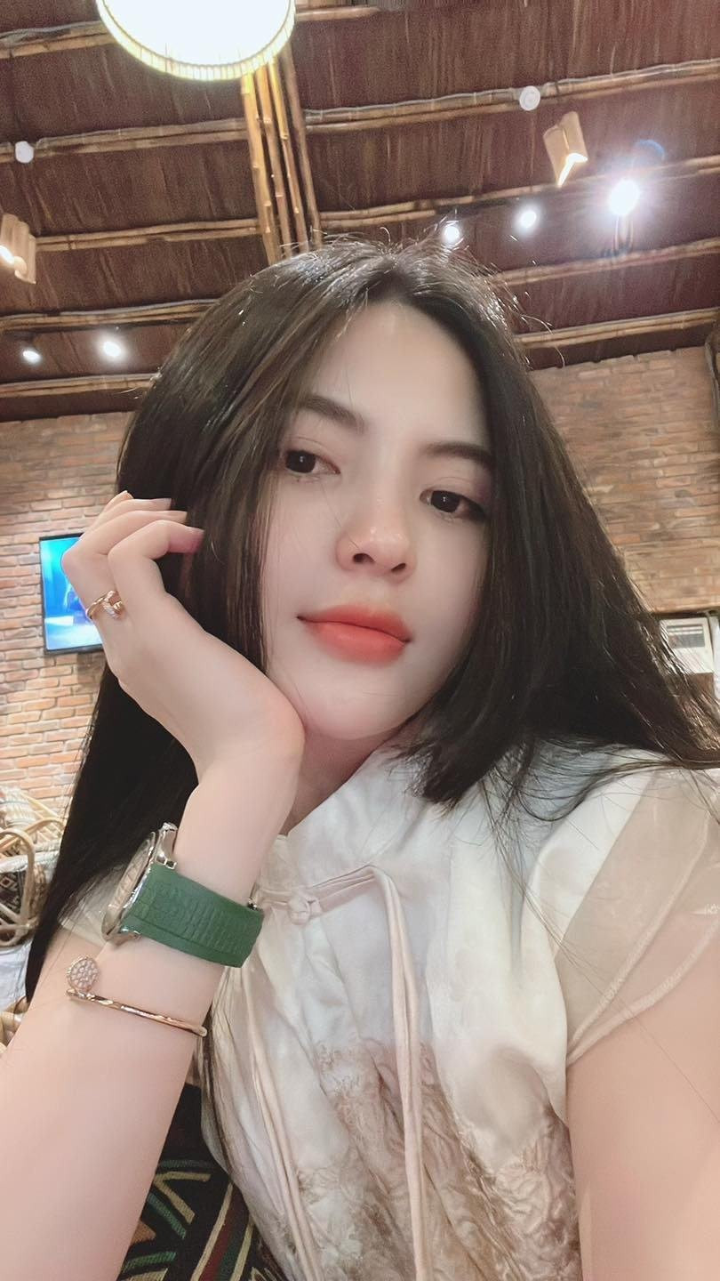 Cô rất trân trọng mái tóc óng mượt của mình.