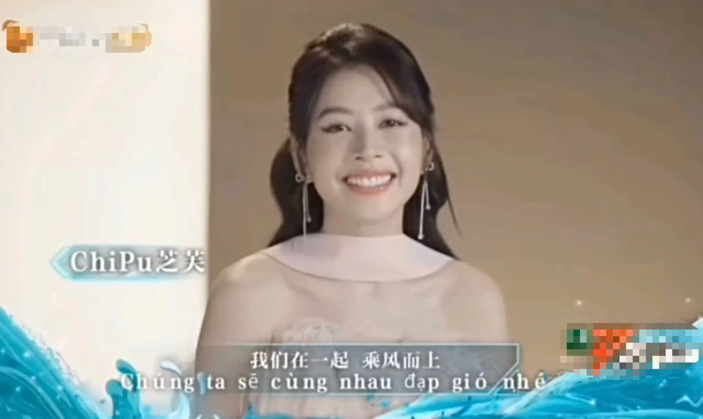 Chi Pu chào hỏi khán giả bằng tiếng Trung.