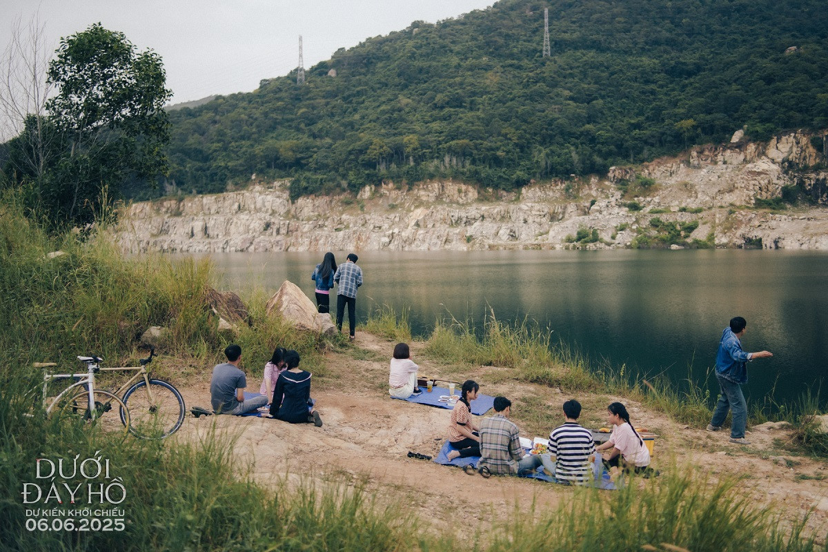 Hồ đá nhìn lúc ban ngày rất yên bình.